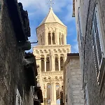 Lana Near The سبليت