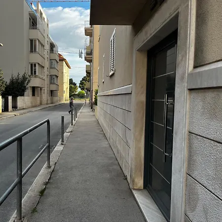 Lana Near The Сплит