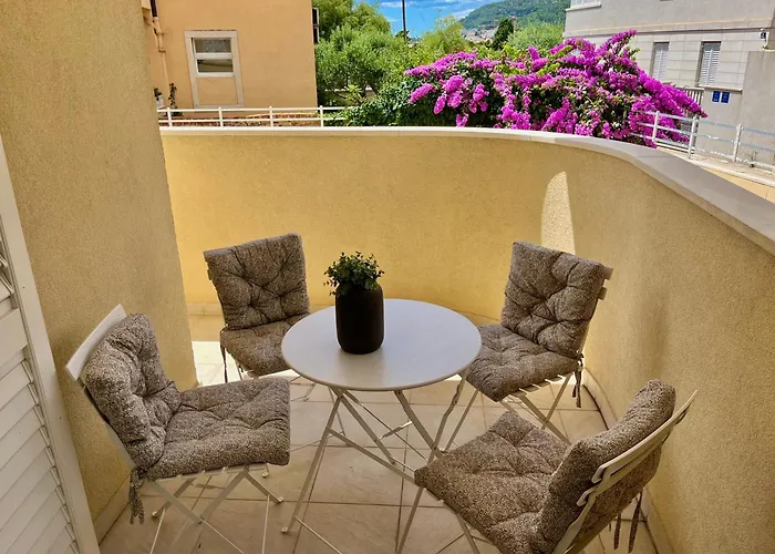 Lana Near The * Сплит